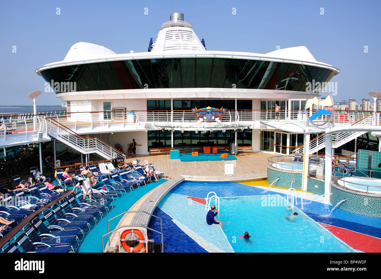 Piscina coperta, Royal Caribbean Cruises "gioiello del mare", nave da crociera, del Mar Baltico, Europa Foto Stock