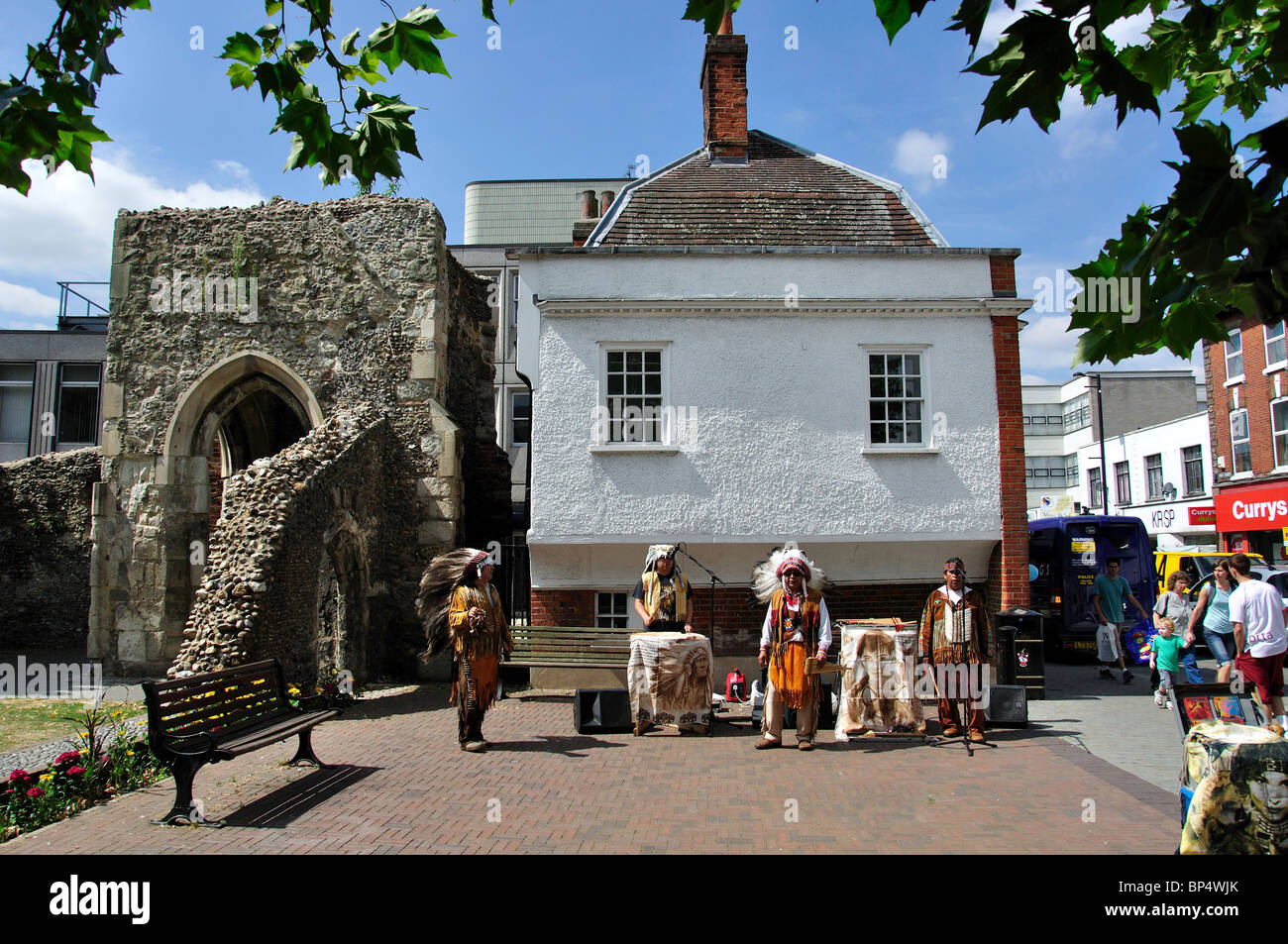 Gli artisti di strada da san Tommaso Becket una cappella rovine, High Street, Brentwood, Essex, Inghilterra, Regno Unito Foto Stock