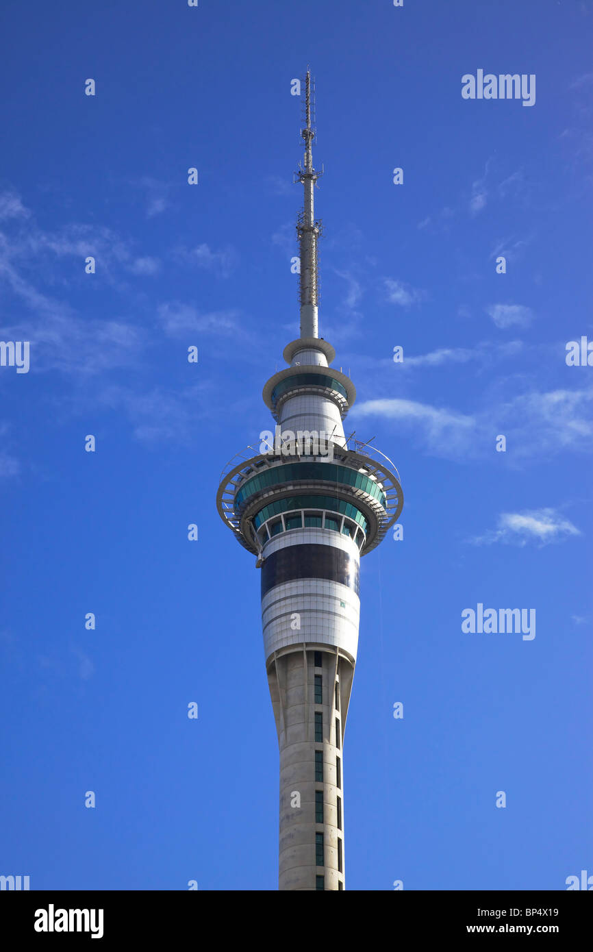 Auckland iconici 328-metro di altezza della torre Sky, Isola del nord, Nuova Zelanda. Foto Stock