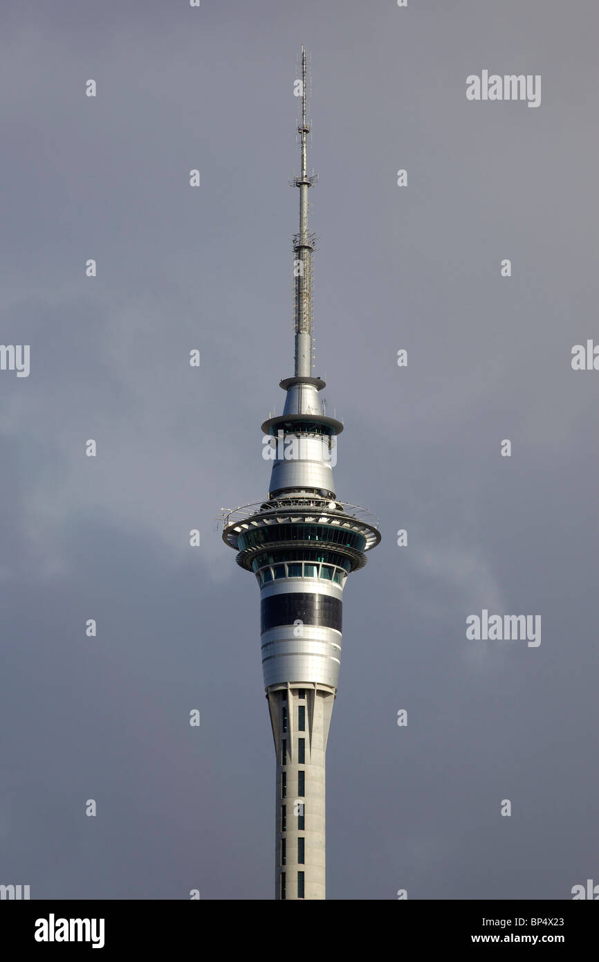 Auckland iconici 328-metro di altezza della torre Sky, Isola del nord, Nuova Zelanda. Foto Stock