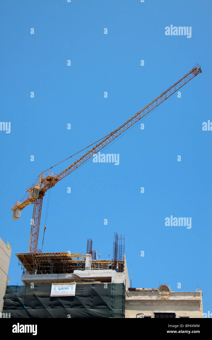 Una gru su un progetto di costruzione, sito di costruzione, Sliema, Malta Foto Stock