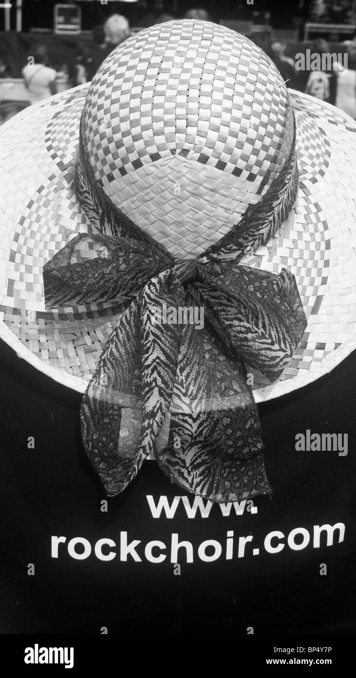 GUILFEST cappello di paglia con nastro e T shirt ROCKCHOIR STATI CON INDIRIZZO WEB mostrato sul nero T Shirt Foto Stock