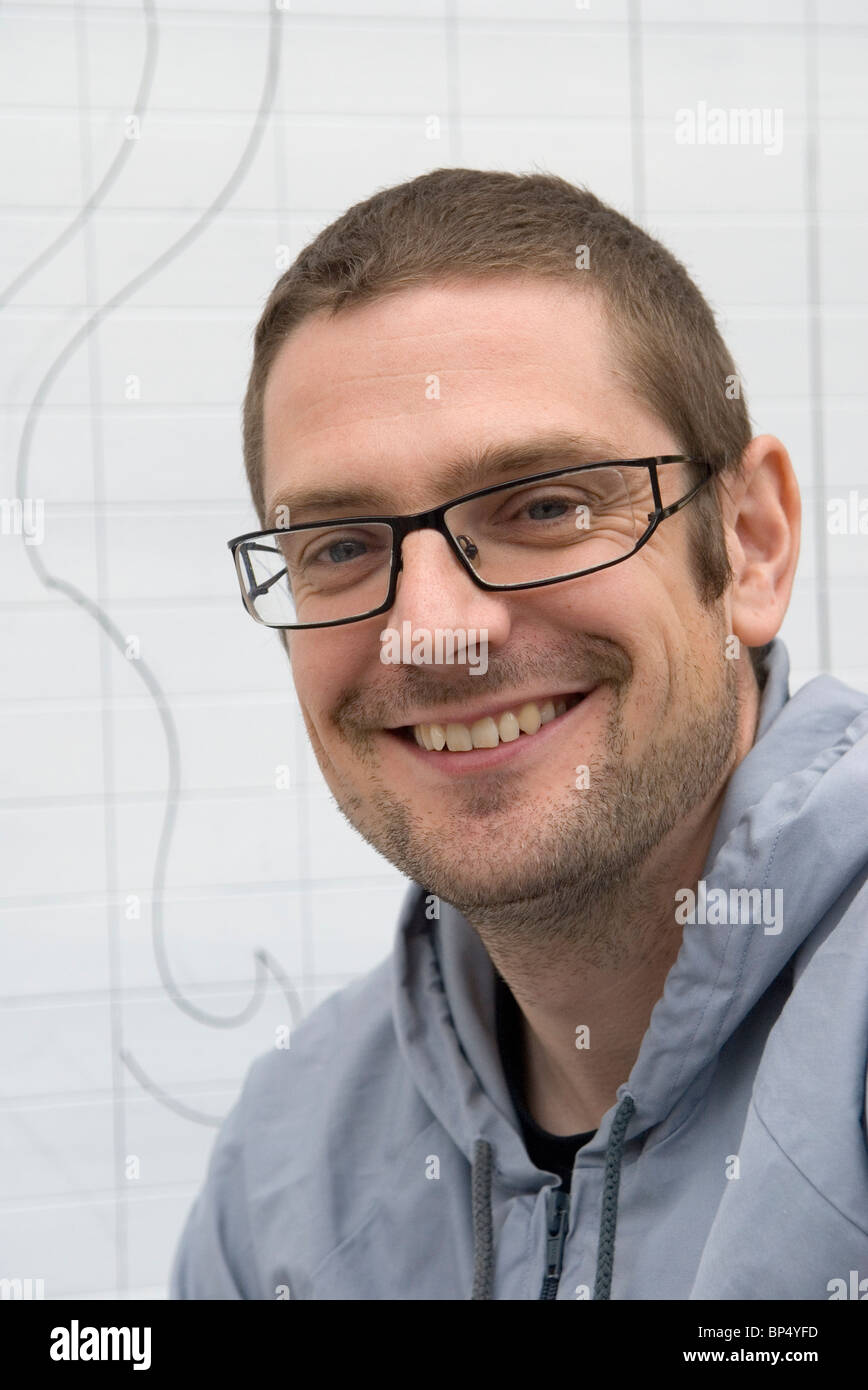 Jasper Goodall ritrattista grafico di strada London E1. HOMER SYKES anni '2010 2010 Foto Stock