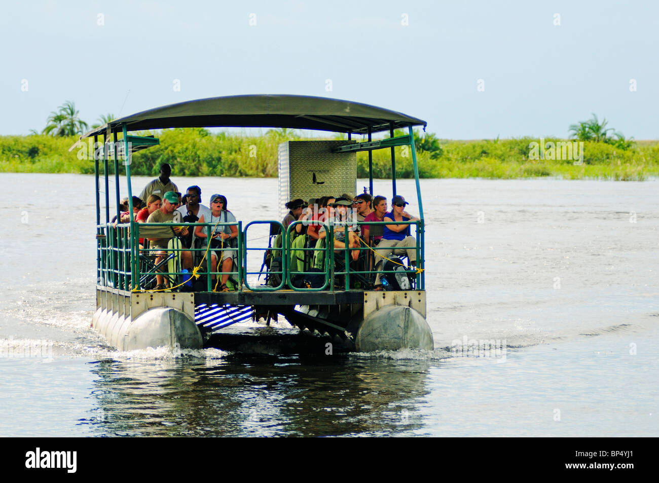 Crociera in barca sul fiume Chobe vicino a Kasane, Chobe National Park, Repubblica di Botswana, Sud Africa Foto Stock