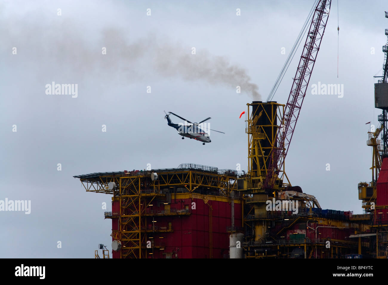 Bristows Sikorsky S 92 di atterraggio su Terna una piattaforma del mare del Nord Foto Stock
