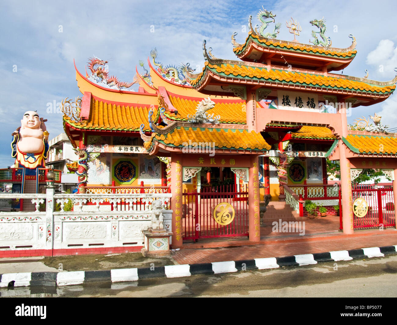 Cinese Tempio buddista con la statua del Buddha in Kota Kinabalu, Sabah Malaysia Foto Stock