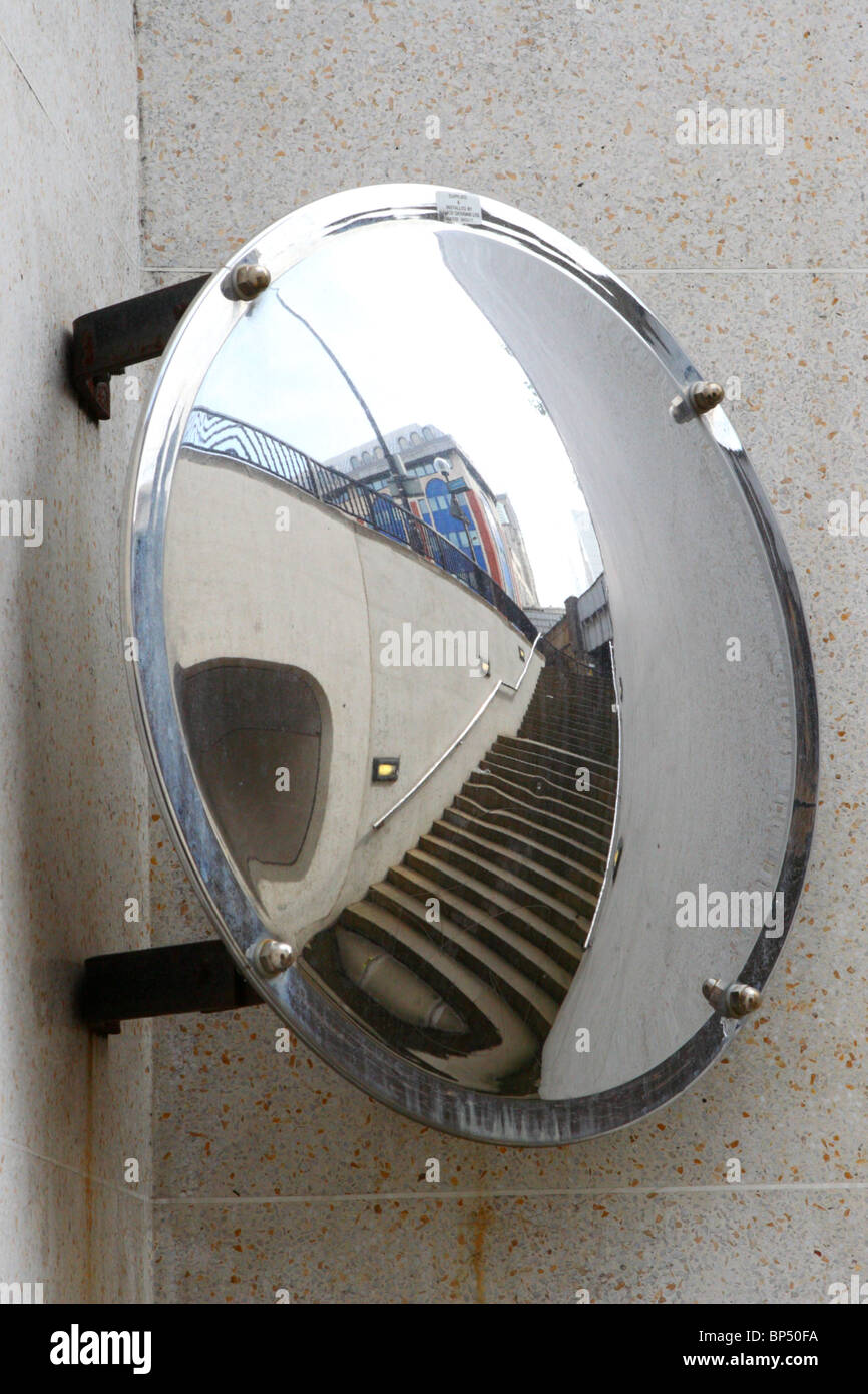 Specchio nel sottopassaggio, Tower Hill, Tower Hamlets, Londra E1W. Foto Stock