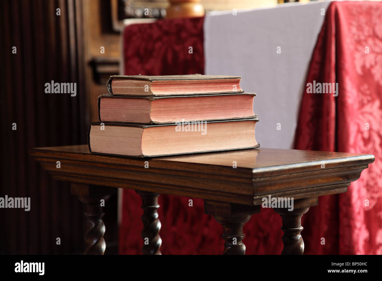 Una pila di vecchi libri sul seguito dei Cavalieri Templari la Chiesa, il tempio, City of London, EC4. Foto Stock