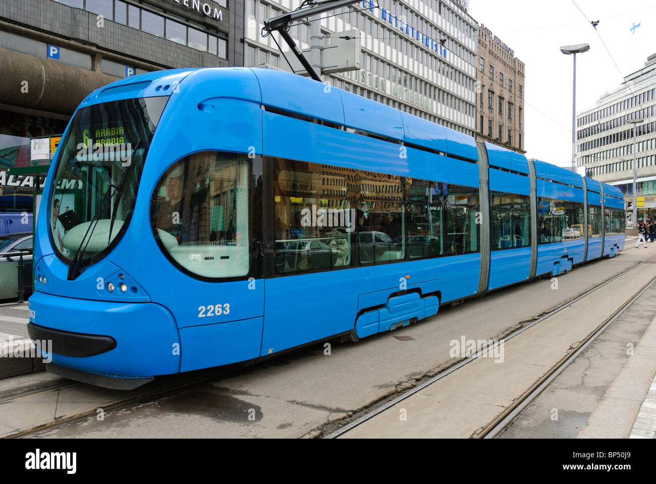 Tram moderno a Helsinki in Finlandia. Foto Stock