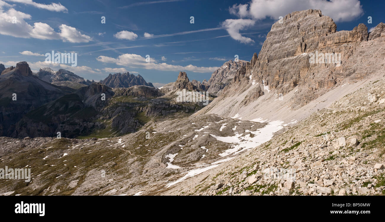 Alta montagna paesaggio dolomitico sulle Tre Cime di Lavaredo, Dolomiti, Italia. Foto Stock