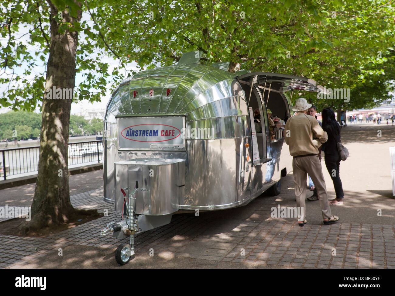 Mobile roulotte Airstream utilizzato come un caffè bar, sulla riva sud del fiume Tamigi Londra Foto Stock