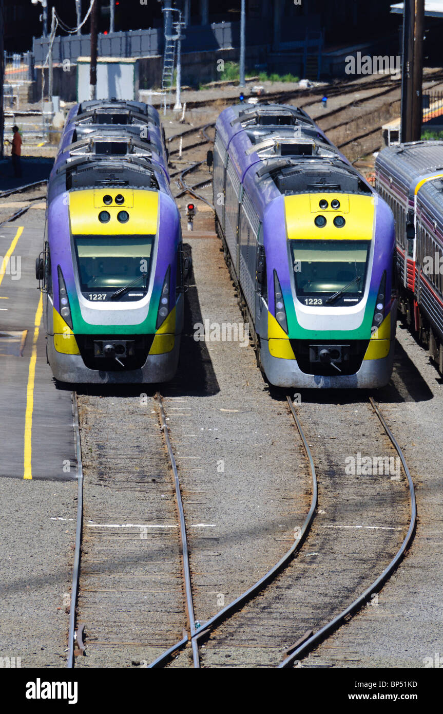 Fast moderni treni diesel in attesa di dovere Foto Stock