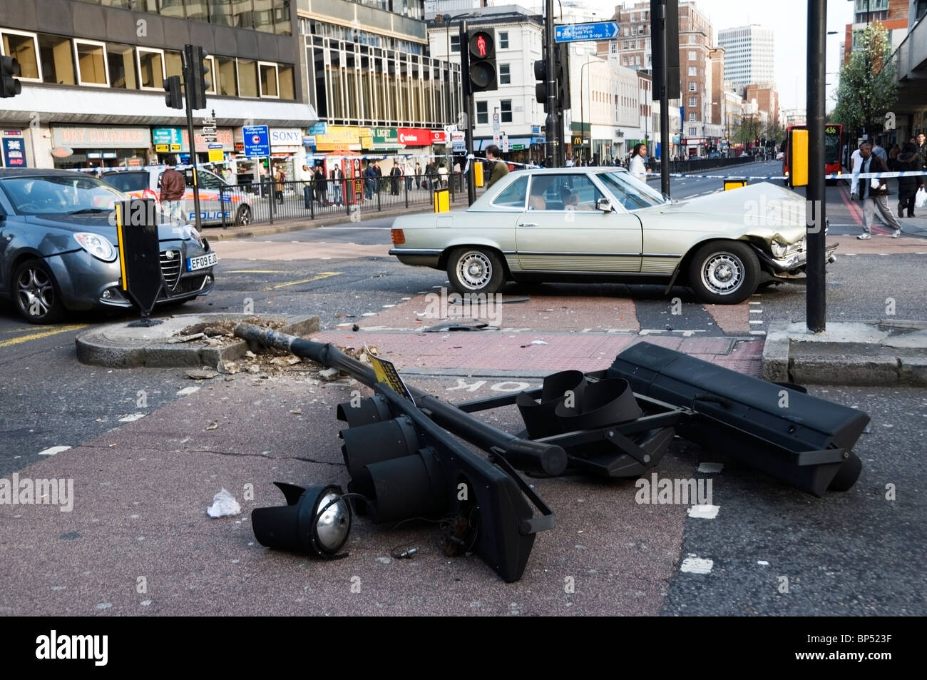 Scena dell'incidente con 2 macchine danneggiate e rotto il semaforo di cruciverba a Edgware Road, London, England, Regno Unito, Europa Foto Stock