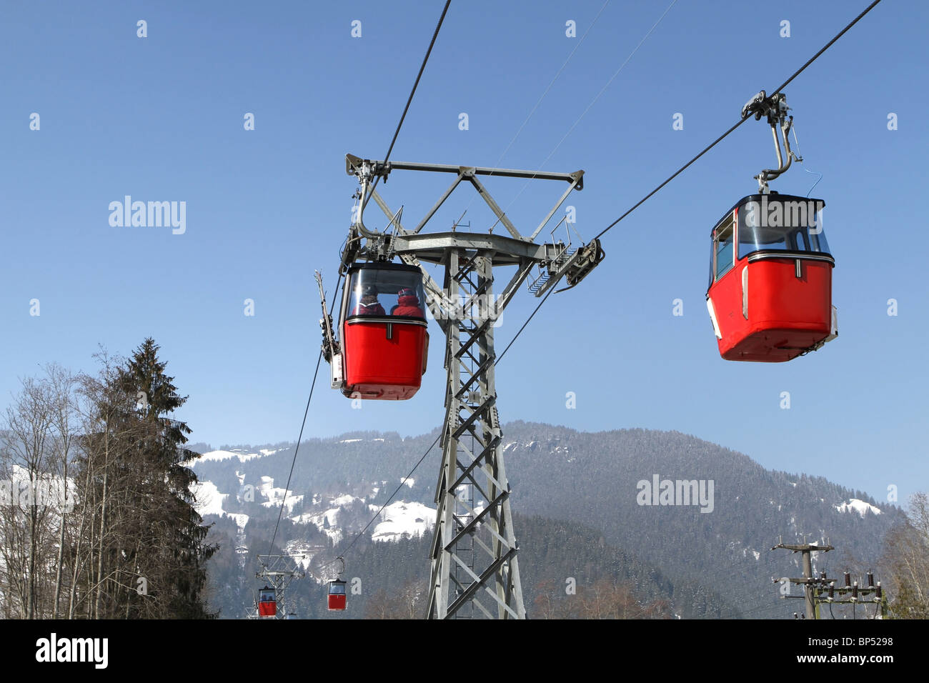 La funivia da Swiss ski resort di Grindlewald che viaggia a Mannlichen, nel cantone di Berna, Svizzera. Foto Stock