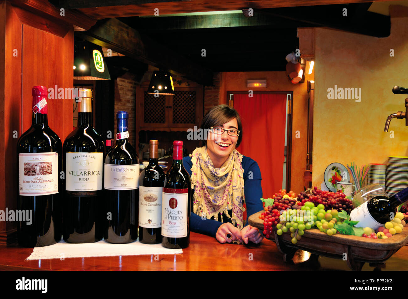Spagna, San Giacomo modo: Manager Maité nel ristorante di famiglia Los Caballeros in Santo Domingo de la Calzada Foto Stock