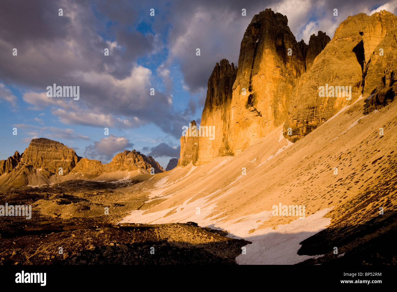 Le Tre Cime di Lavaredo, o Drei Zinnen picchi, in drammatica luce della sera, Dolomiti, Italia. Foto Stock