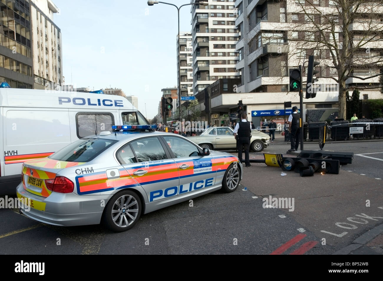 London Metropolitan poliziotti vettura, furgone, a incidente stradale cruciverba con caduti semaforo, England, Regno Unito, Europa, UE Foto Stock
