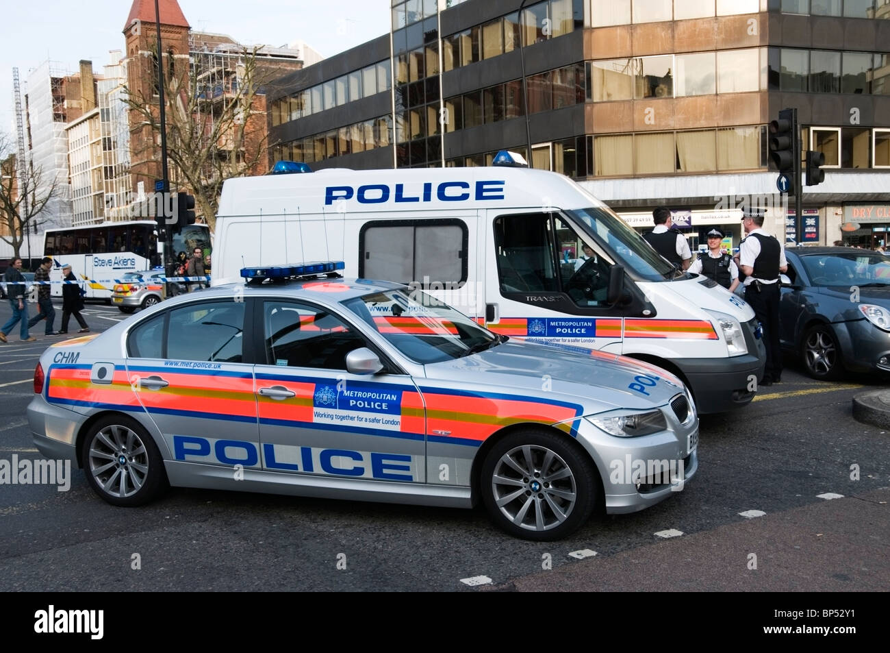 London Metropolitan poliziotti vettura, furgone, sigillato road, incidente stradale, England, Regno Unito, Europa, UE Foto Stock