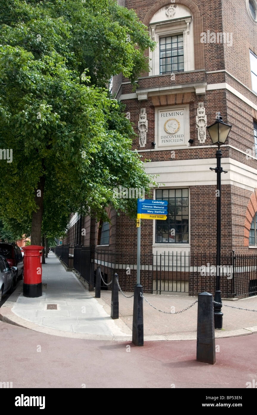 Sir. Alexander Fleming scoprì la penicillina memorial, Ospedale segni e rosso casella postale a Londra, Regno Unito, Europa UE Foto Stock