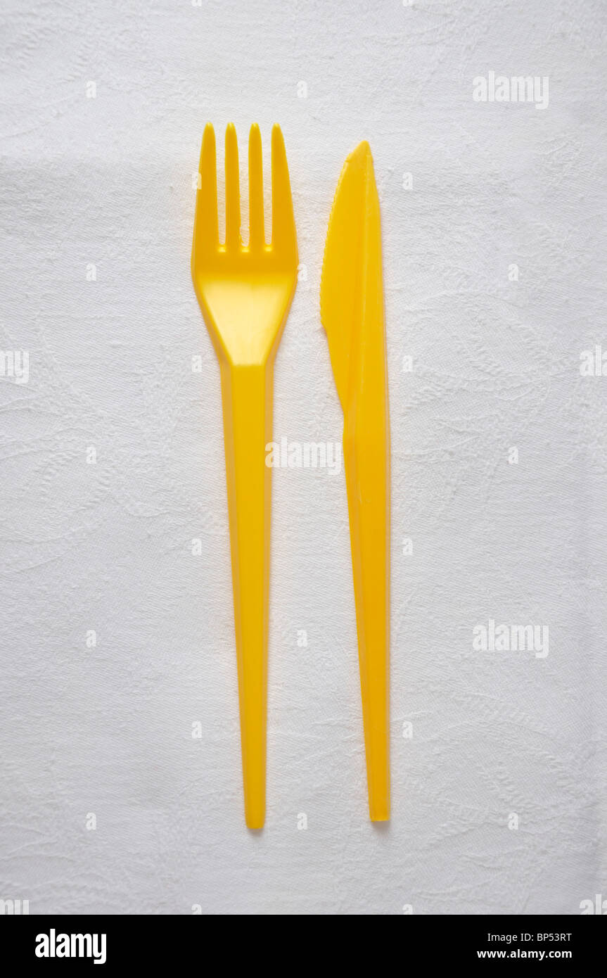 Forcella di plastica e coltello in plastica su bianco Foto Stock