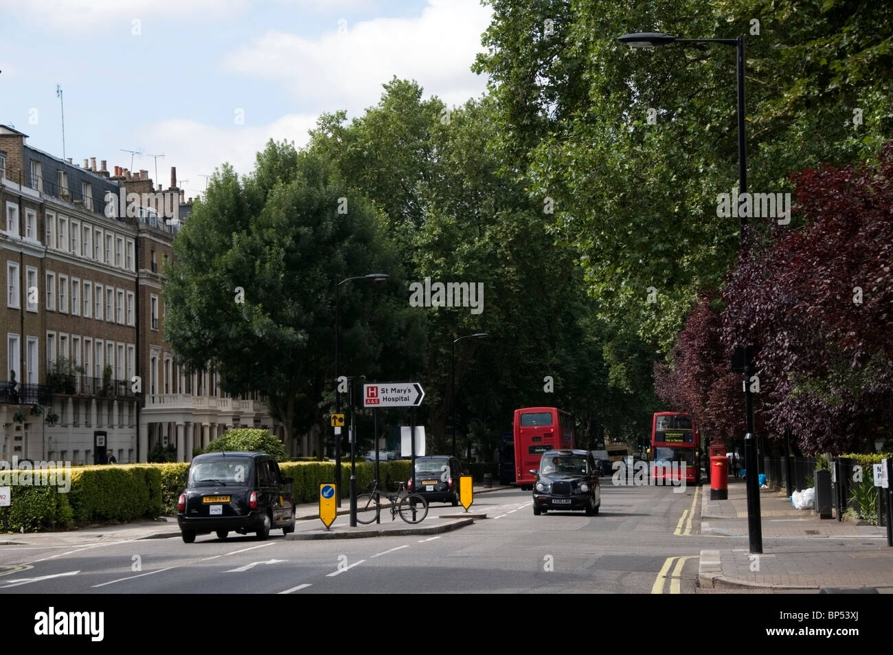 Sussex Gardens road, segno posto all'ospedale St Mary, bus e taxi nero, Paddington, London, England, Regno Unito, Europa, UE Foto Stock