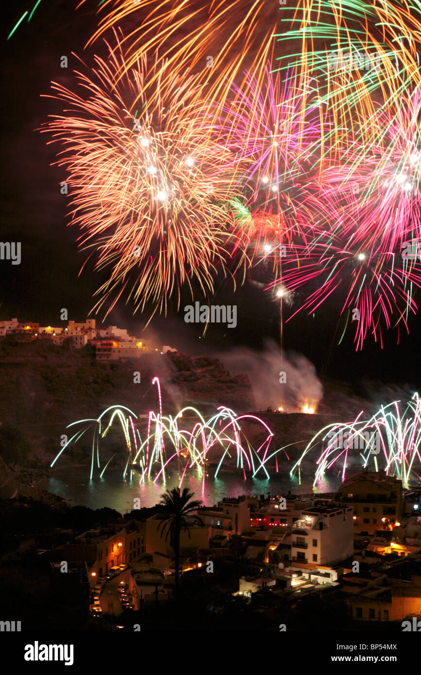 I fuochi d'artificio a feste lustrales nel porto di Garachico Tenerife Canarie Spagna Europa Foto Stock