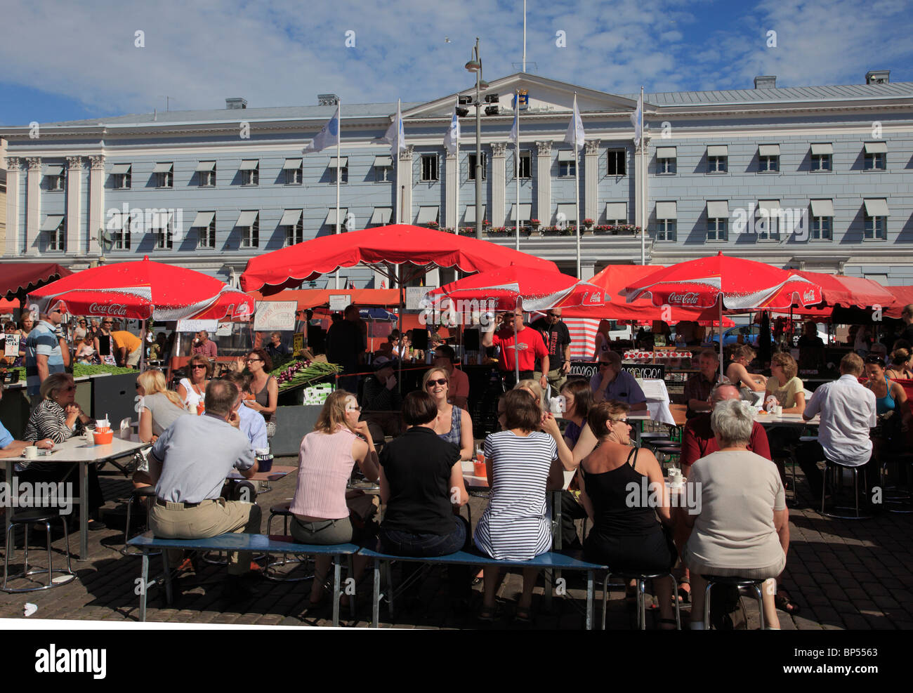 Finlandia, Helsinki, la piazza del mercato, persone Foto Stock
