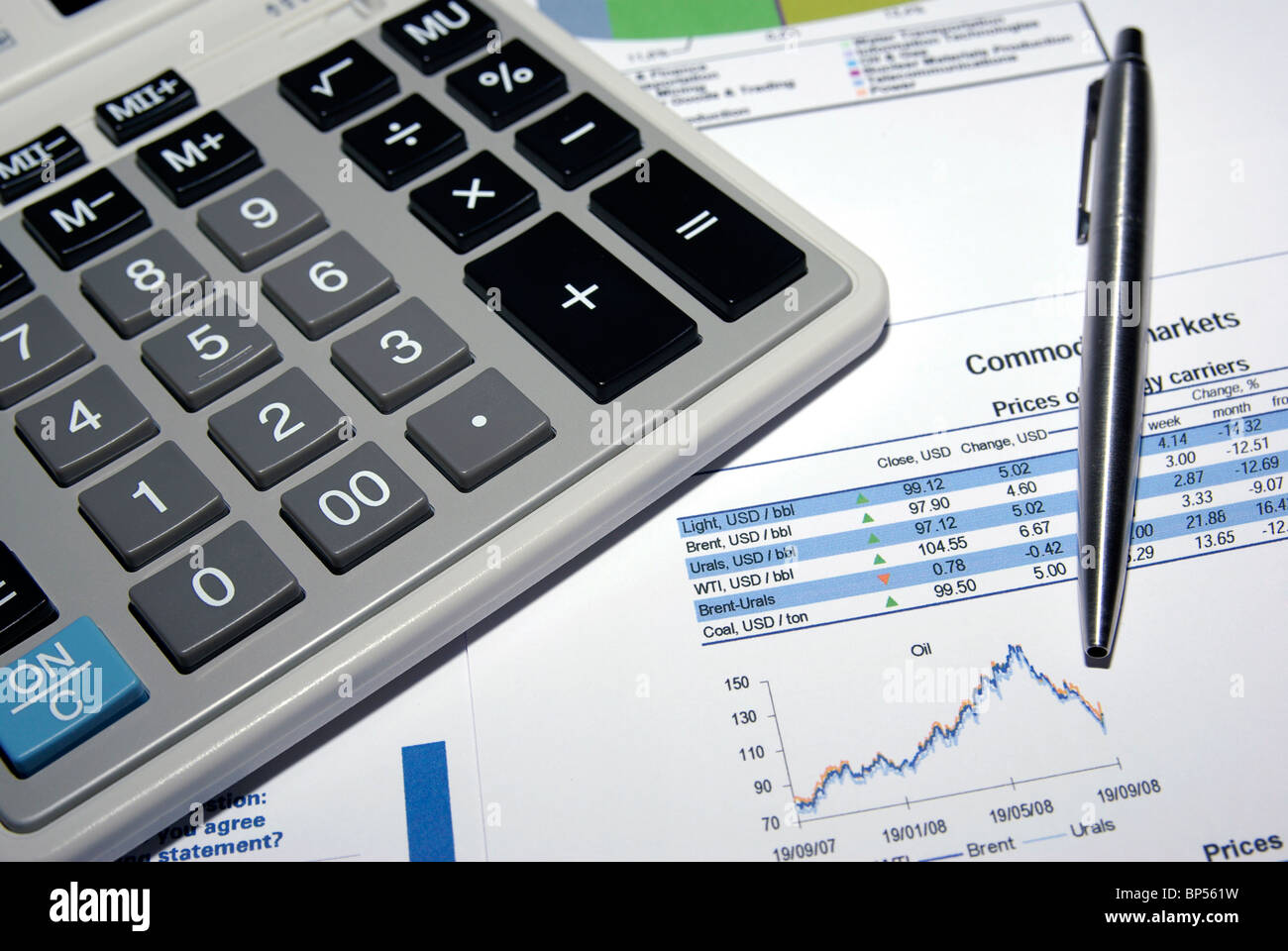 Penna in acciaio, calcolatrice e stock market report di analisi. Foto Stock