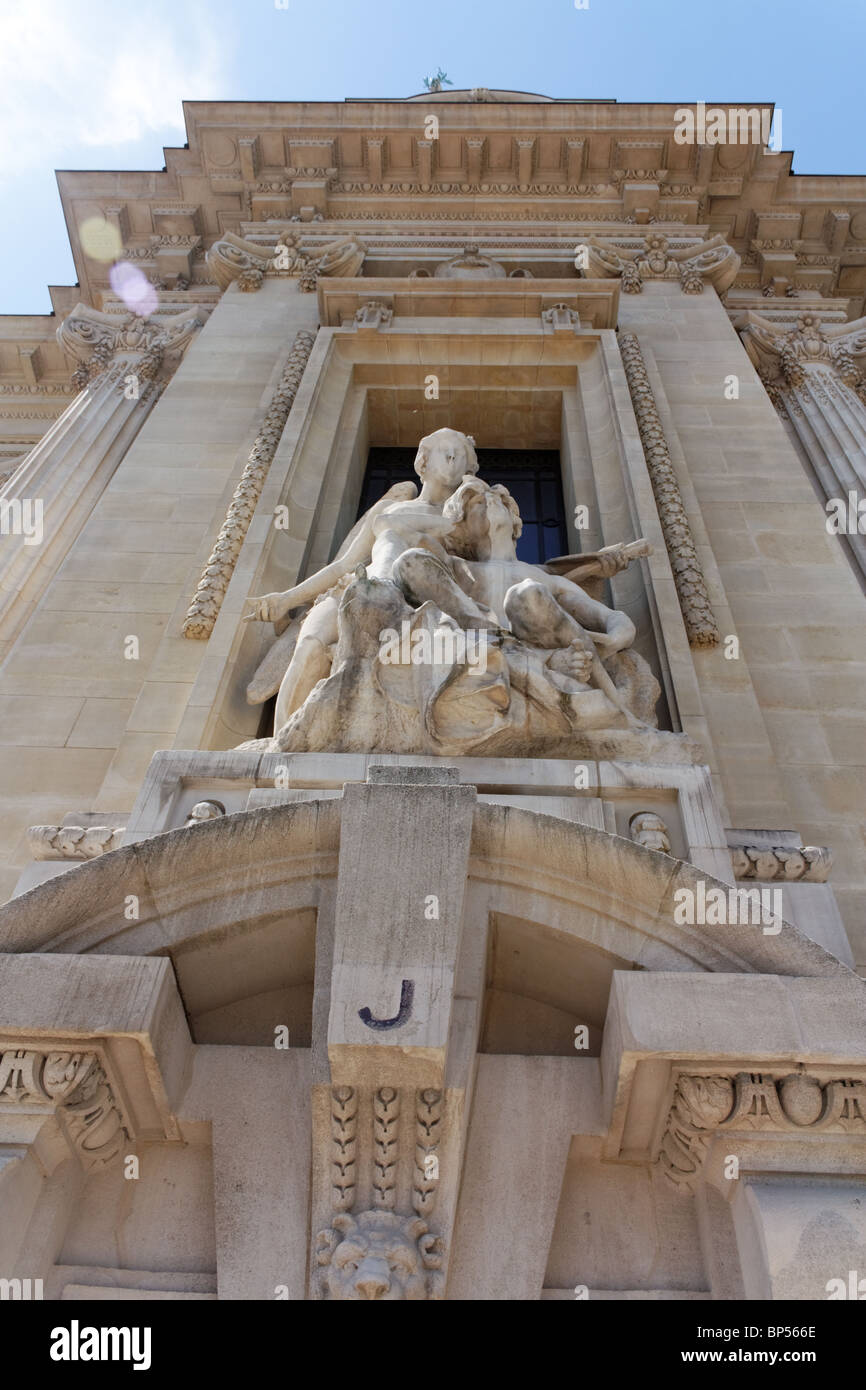 Statue del 'Grand Palais", tilt-shot, Parigi Foto Stock