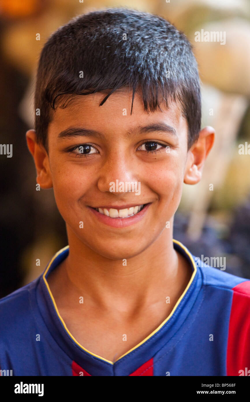 Curda ragazzo iracheno nel bazaar, Dohuk, Kurdistan, Iraq Foto Stock