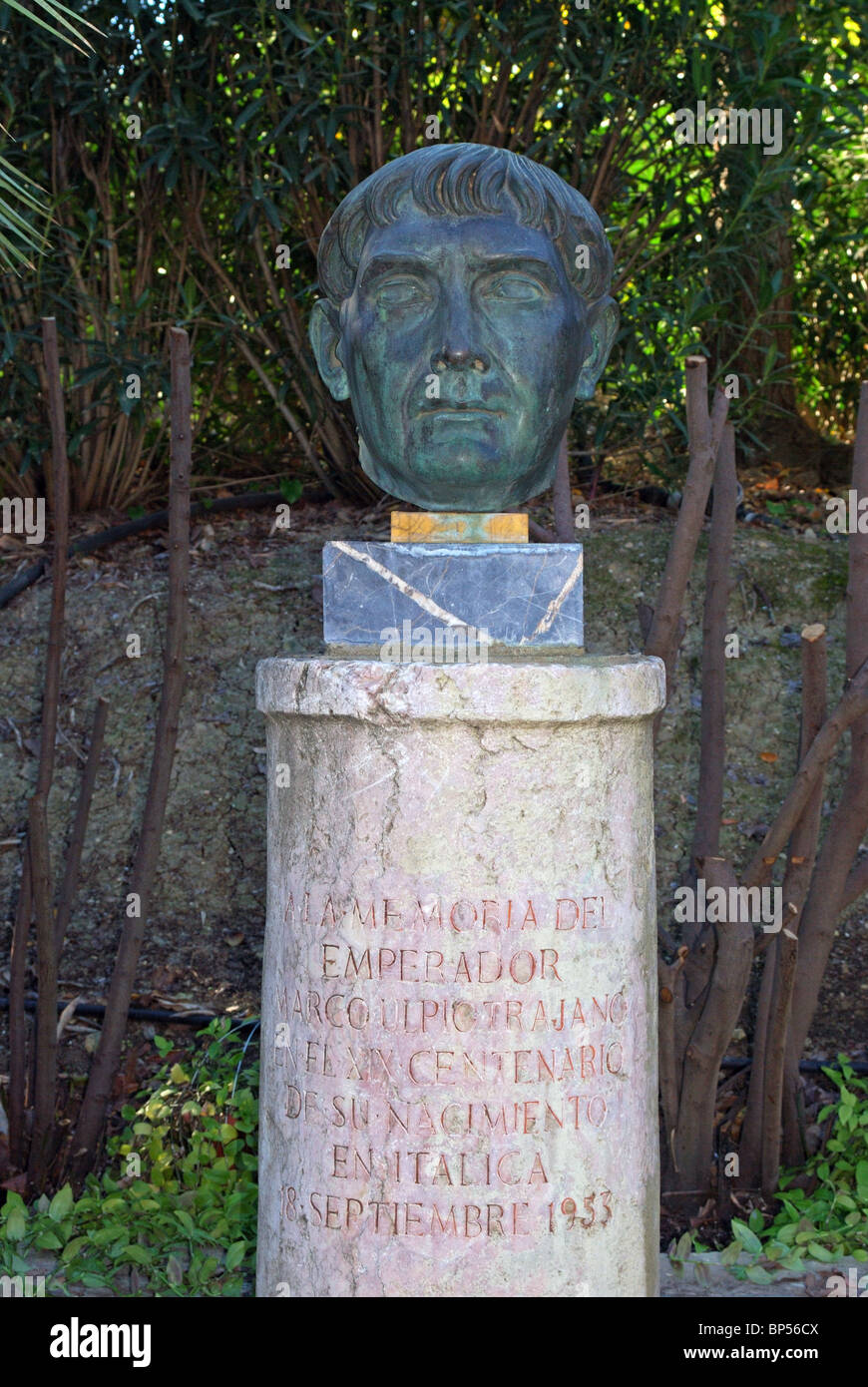 Busto commemorativo dell'Imperatore Marco Ulpio Trajano Italica, Siviglia, provincia di Siviglia, in Andalusia, Spagna, Europa occidentale. Foto Stock