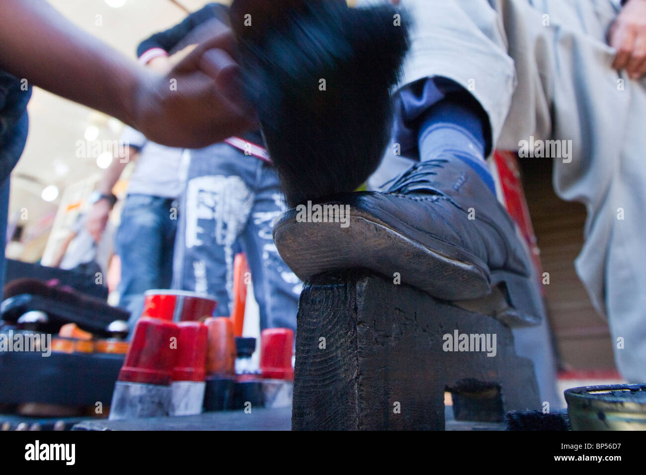 Curda uomo iracheno di ottenere le sue scarpe lucidate in Dohuk, Kurdistan, Iraq Foto Stock