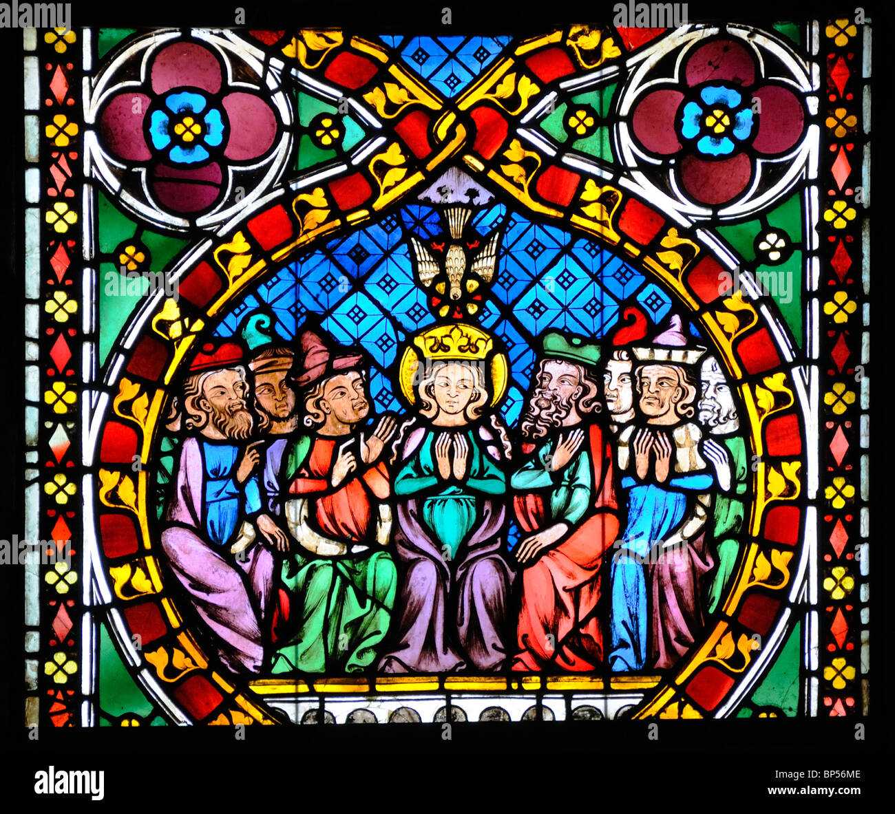 Freiburg im Breisgau, Germania. Munster Freiburg / Cattedrale di Friburgo. Finestra di vetro colorato Foto Stock