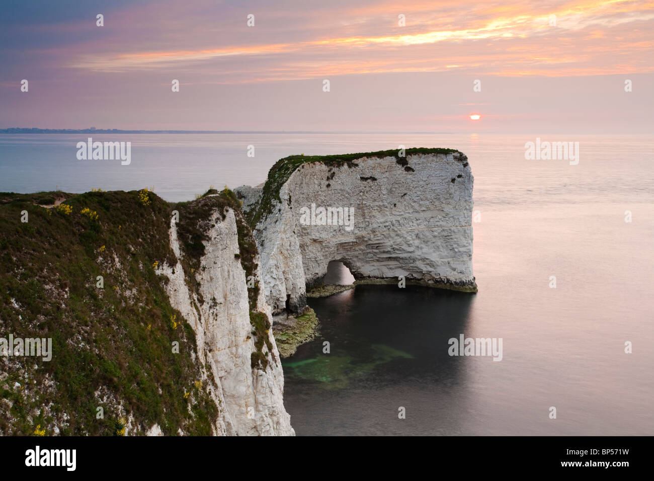 Old Harry Rocks all alba del Dorset Jurassic Coast vicino a Poole, Regno Unito Foto Stock