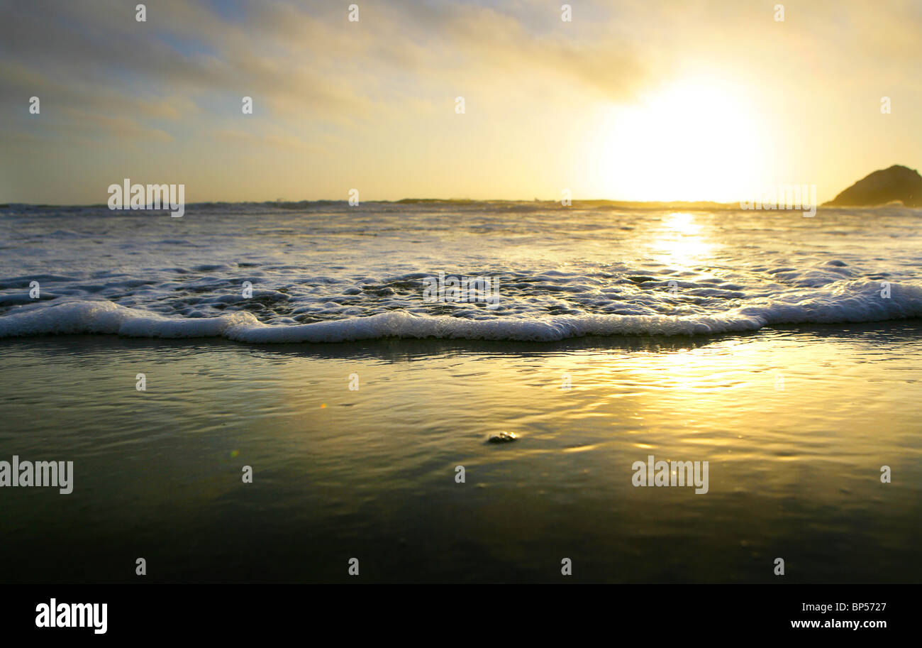 Tramonto sul mare con surf in primo piano Foto Stock