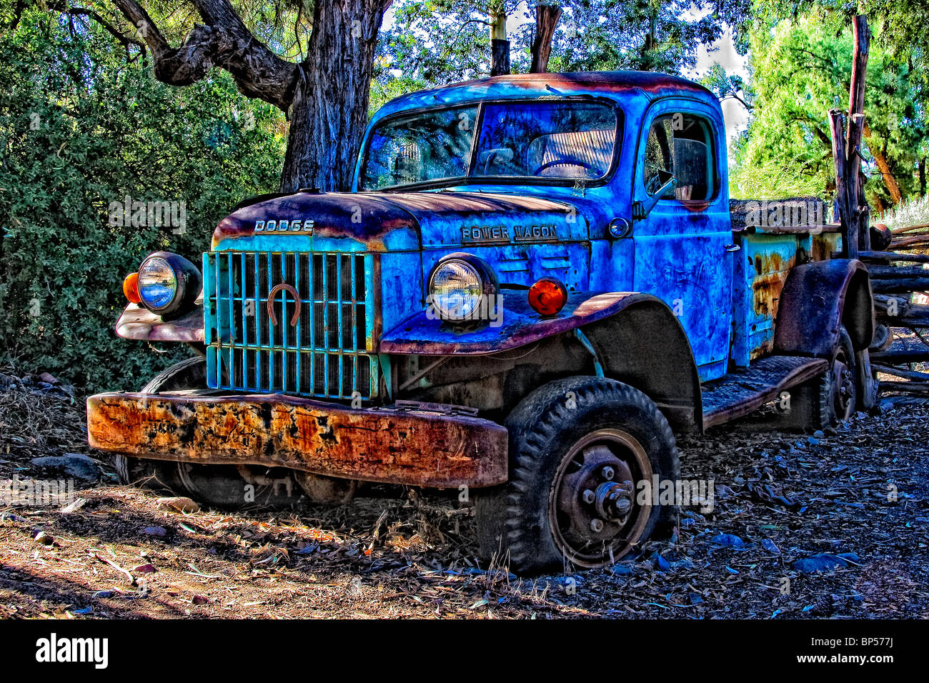 Vecchio 4x4 Dodge alimentazione raccoglitore rimorchio Foto Stock