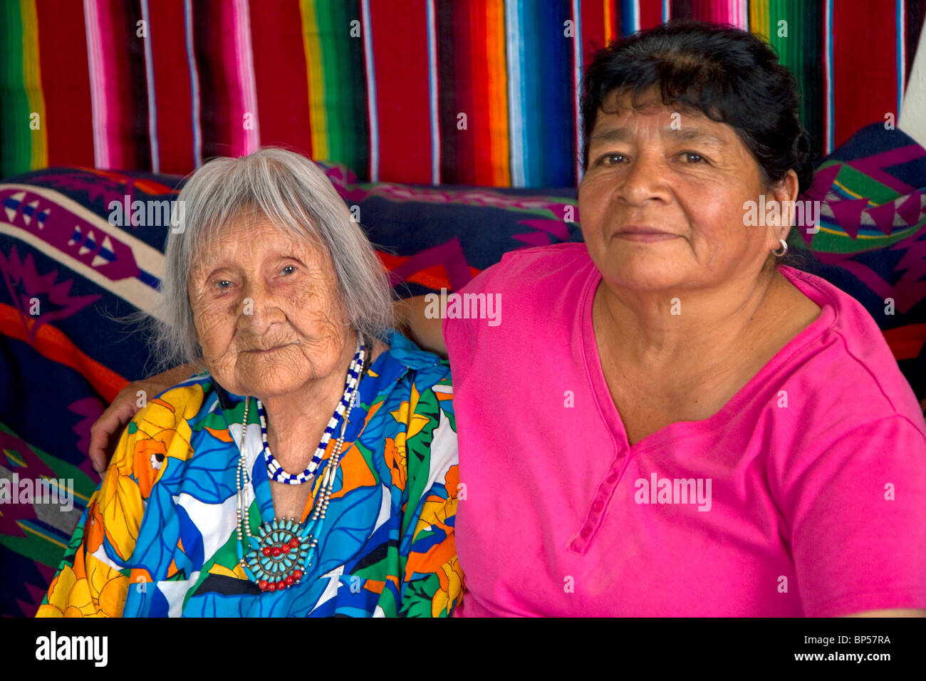 Pueblo nativo donna anziana e la figlia in San Felipe Pueblo, Nuovo Messico, Stati Uniti d'America. Foto Stock