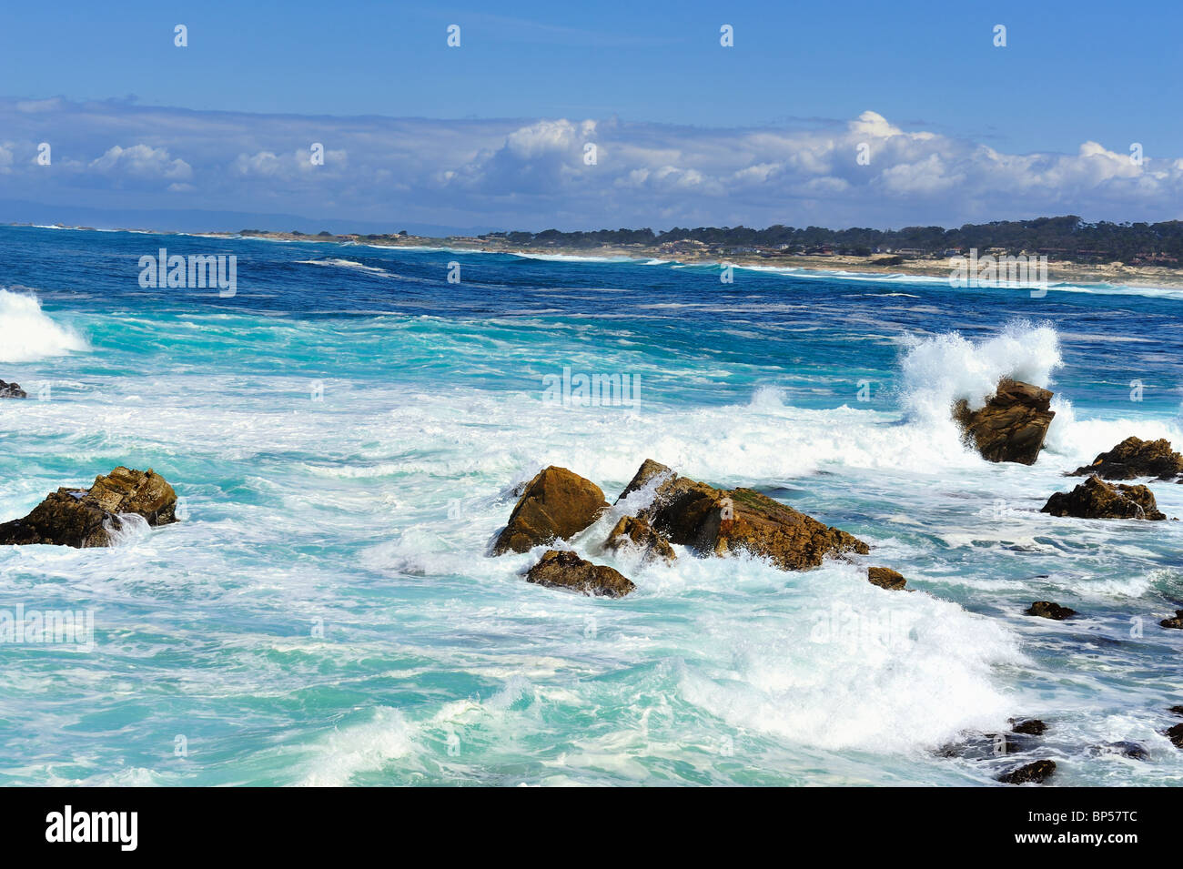 Il turchese e il blu delle onde che si infrangono sulla battigia e spruzzi contro le rocce, punto Joe, Pebble Beach California lungo la 17 Mile Drive Foto Stock