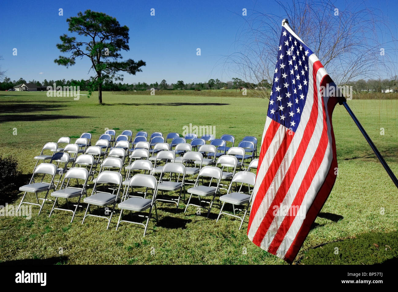 Sedie e bandiera americana imposta fino all'aperto Foto Stock
