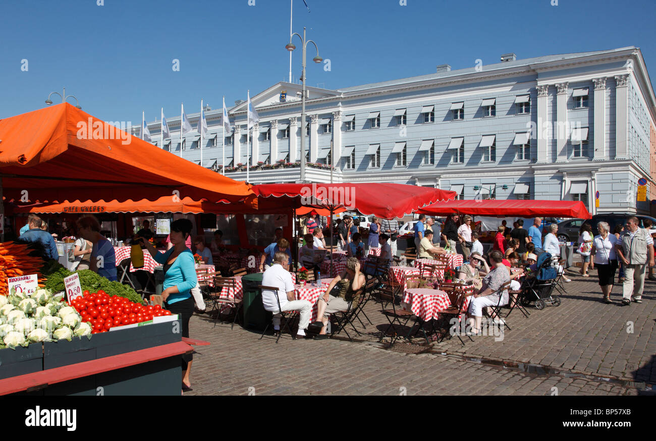 Finlandia, Helsinki, la piazza del mercato, persone Foto Stock