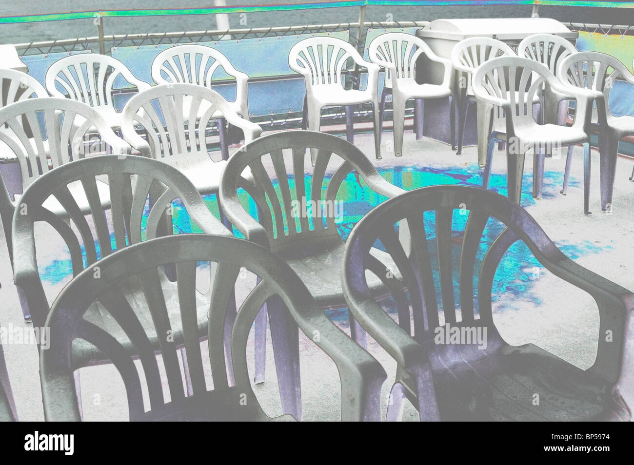 Solarized immagine di sedie sul ponte di un tour in barca Foto Stock