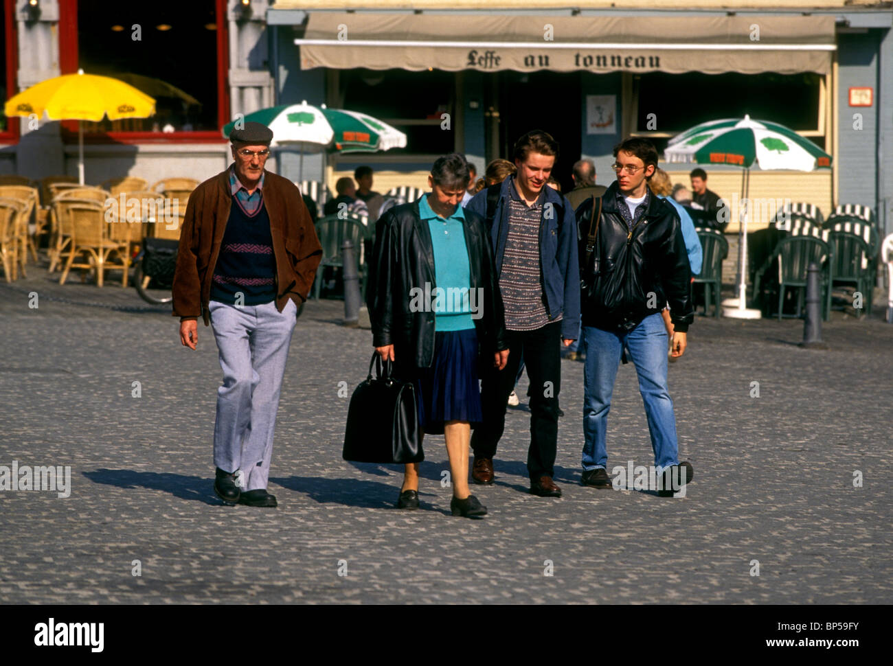 Il popolo belga la madre e il padre e i due figli famiglia camminare insieme nella Grand Place città di Mons regione vallona del Belgio in Europa Foto Stock