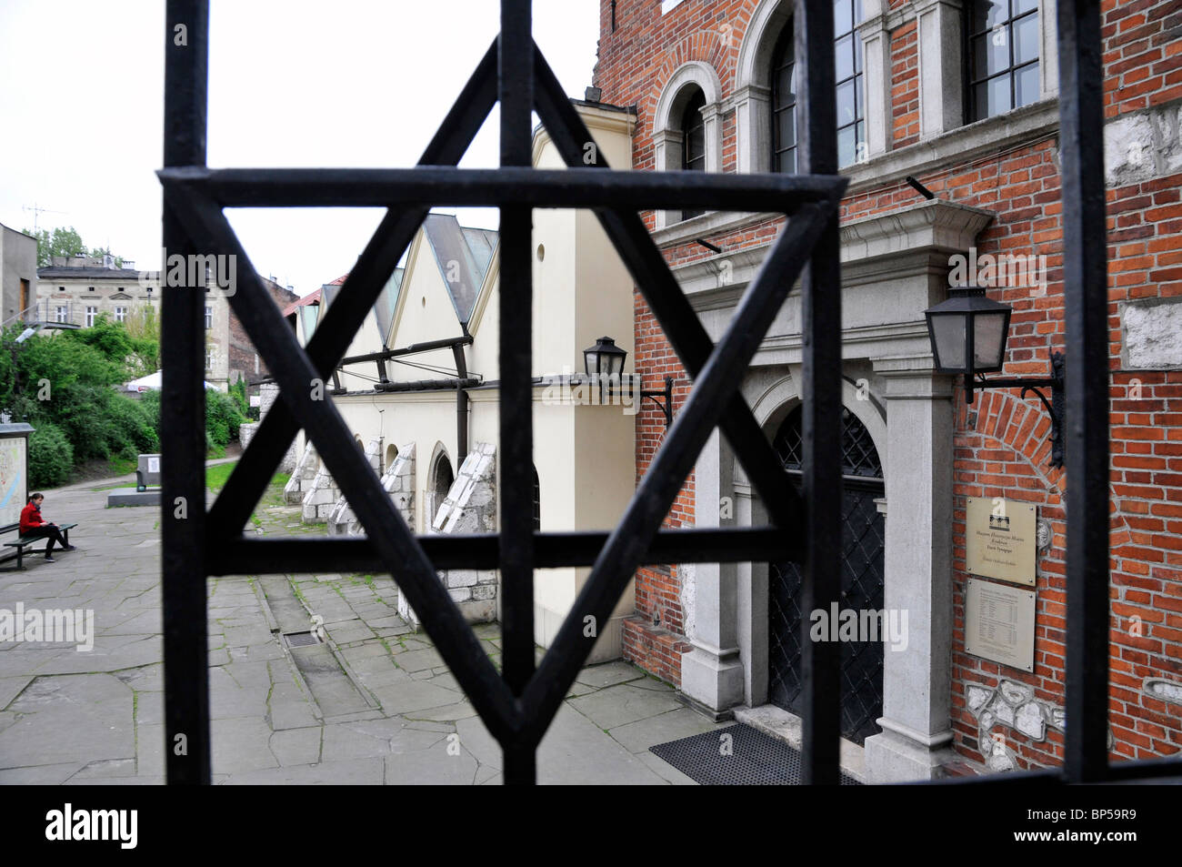 Vista della vecchia Sinagoga attraverso il metallo recinzione ornati, Kazimierz Polonia,l'Europa Foto Stock