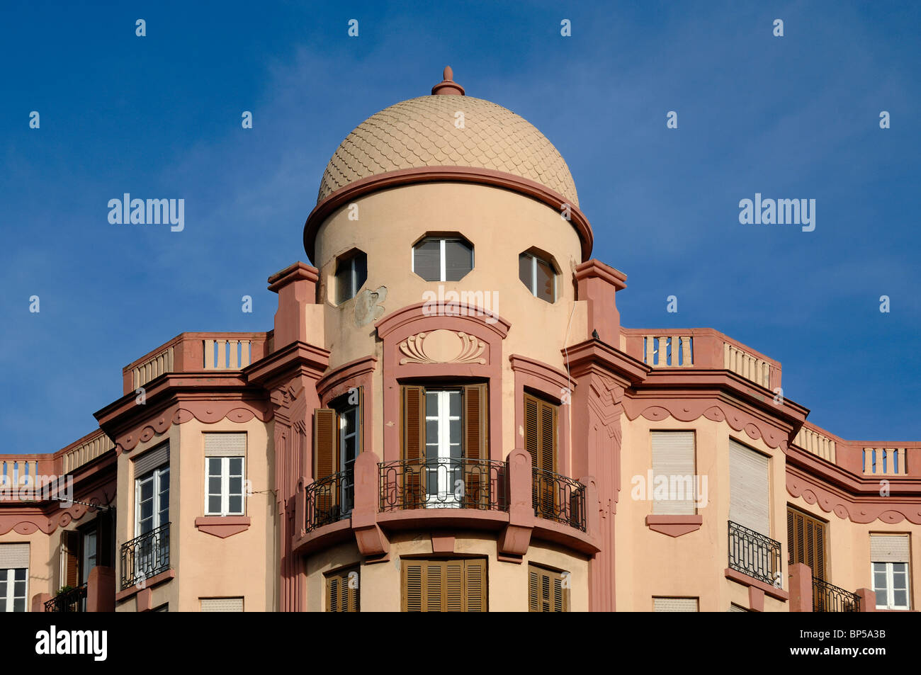 Blocco ad angolo, la torretta & cupola di stile Art Nouveau Appartamento Edificio dall'architetto Enrique Nieto, Melilla, Spagna Foto Stock