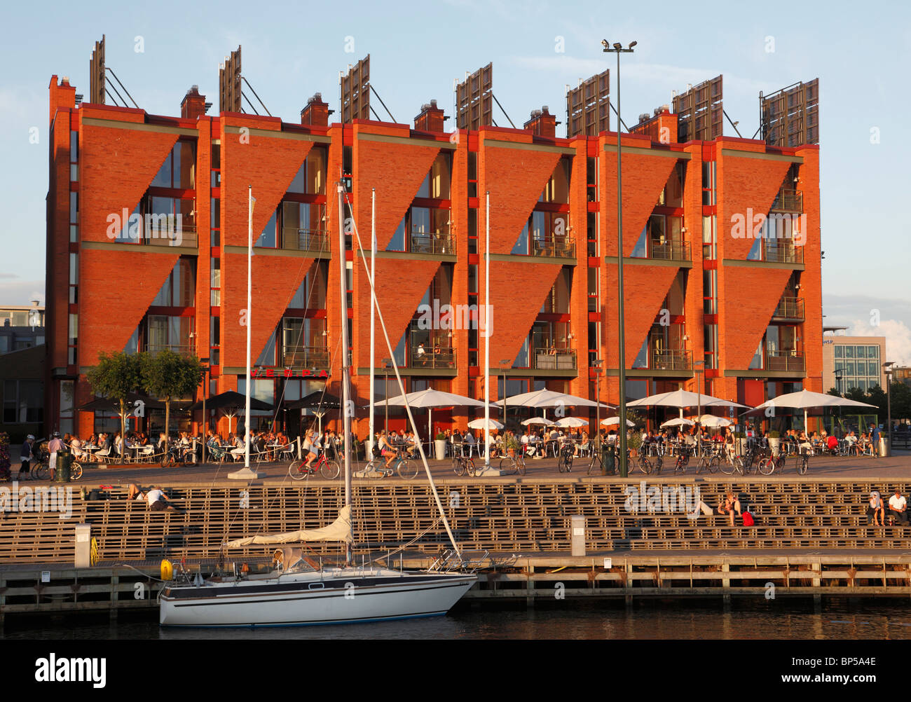 La Svezia, Malmö, Malmo, Västra Hamnen distretto, architettura moderna, street cafe Foto Stock