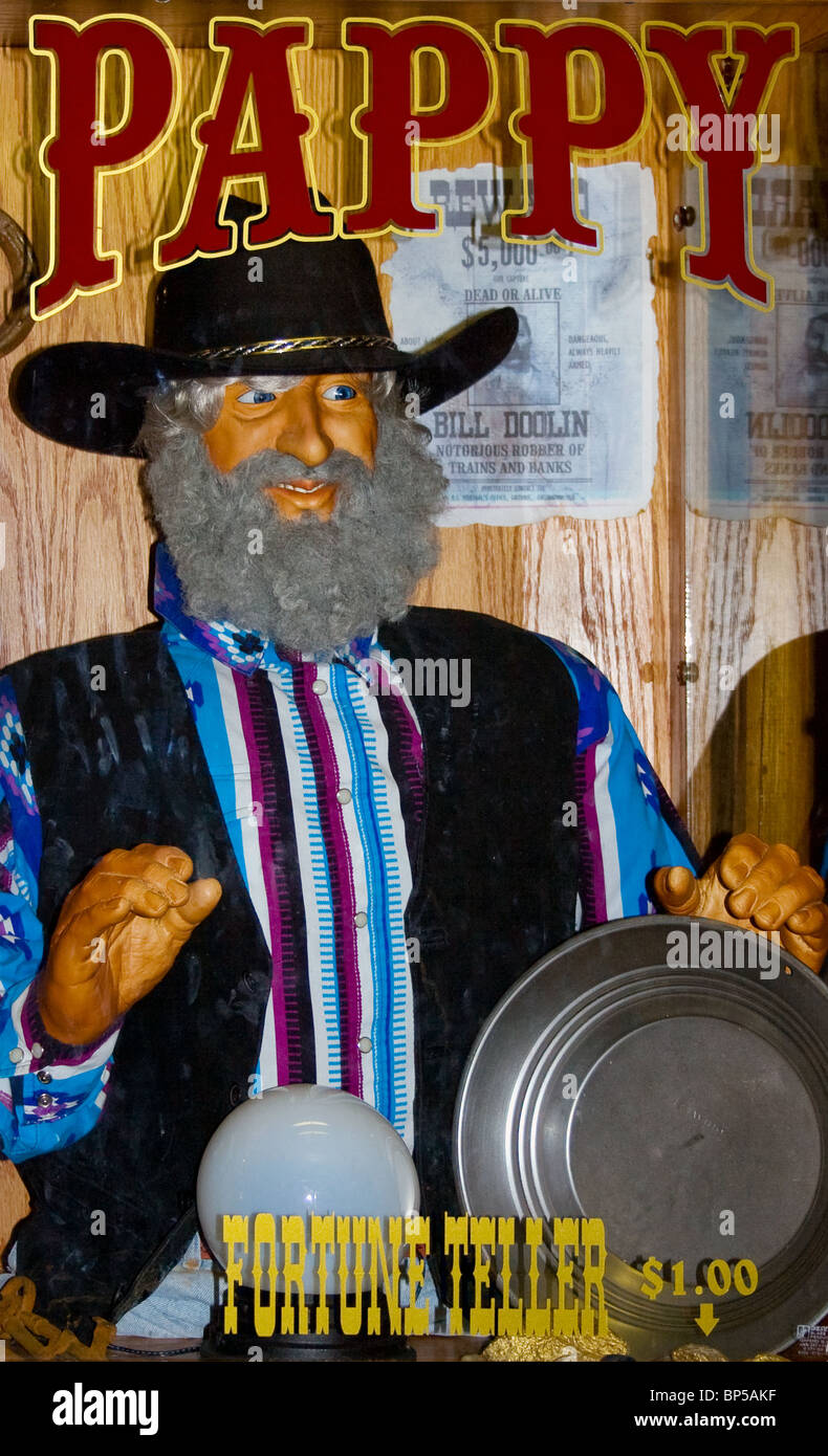 Il famoso Wall Drug Store di Wall, South Dakota, è una leggendaria attrazione che offre acqua ghiacciata gratuita, souvenir e il classico fascino americano. Foto Stock