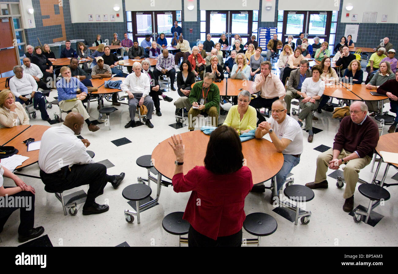 Gli insegnanti e i genitori si incontrano durante un PTA (genitore insegnante associazione) riunione nel Connecticut USA Foto Stock