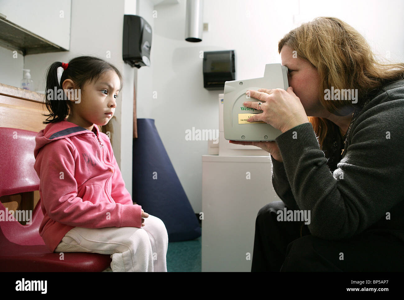 Un bambino prende la sua visione controllato da uno specialista in una scuola in base health program in New Haven CT STATI UNITI D'AMERICA Foto Stock