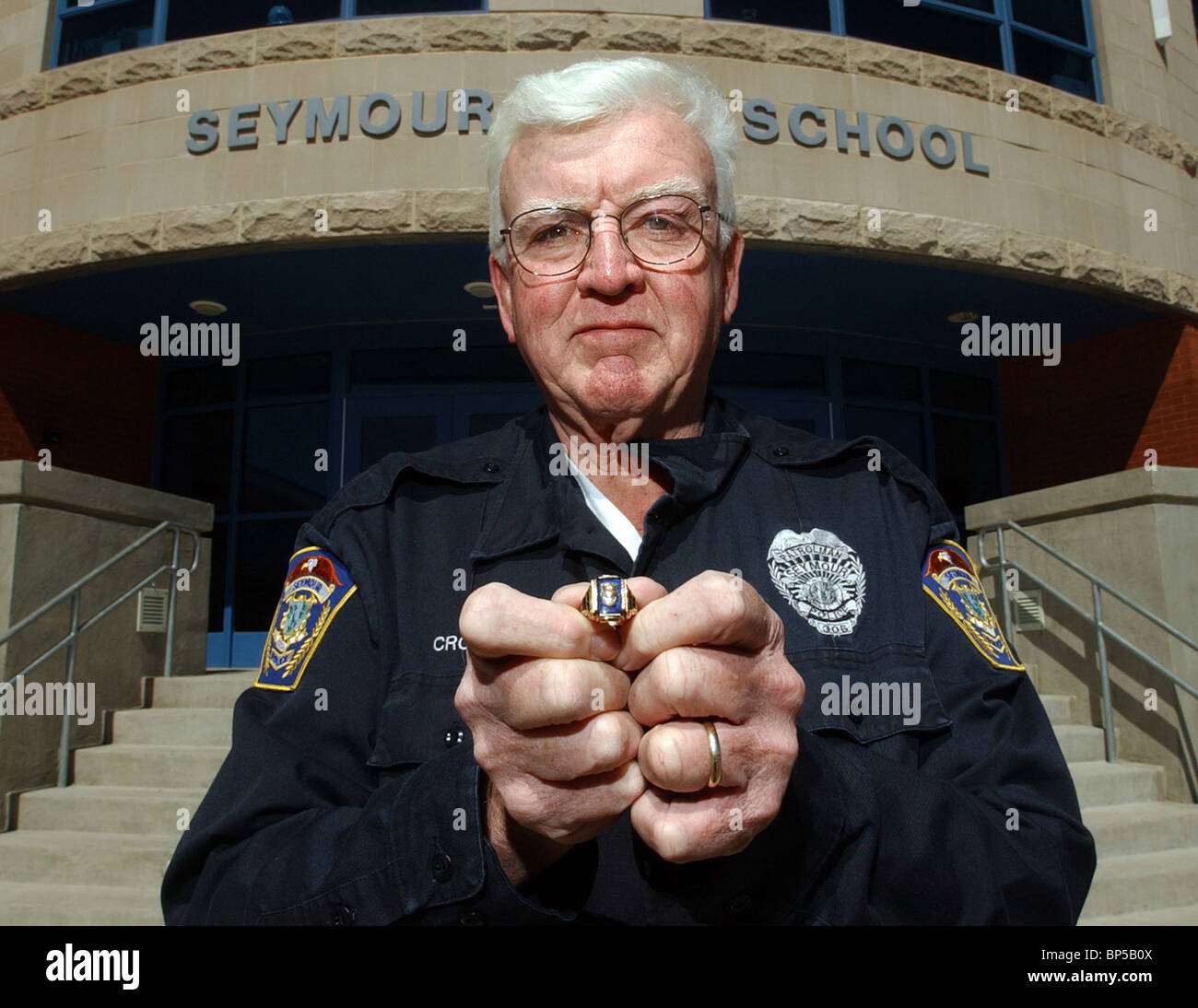 Un funzionario di polizia si mette in mostra un anello di classe ha trovato e lo ha restituito al suo proprietario una trentina di anni dopo la High School di Seymour, CT Foto Stock