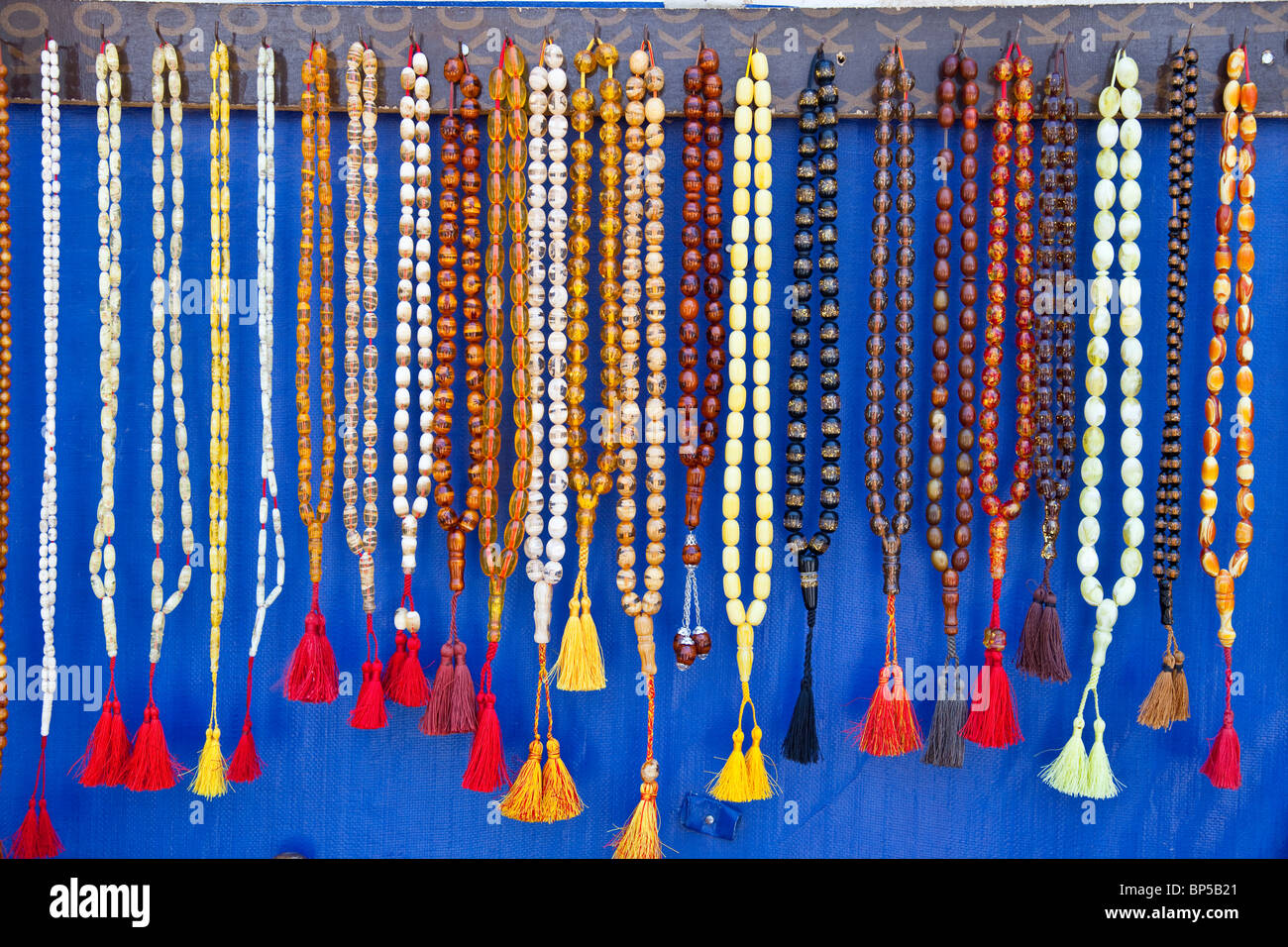 La preghiera musulmana del fornitore del tallone nel bazaar, Dohuk, Kurdistan, Iraq Foto Stock